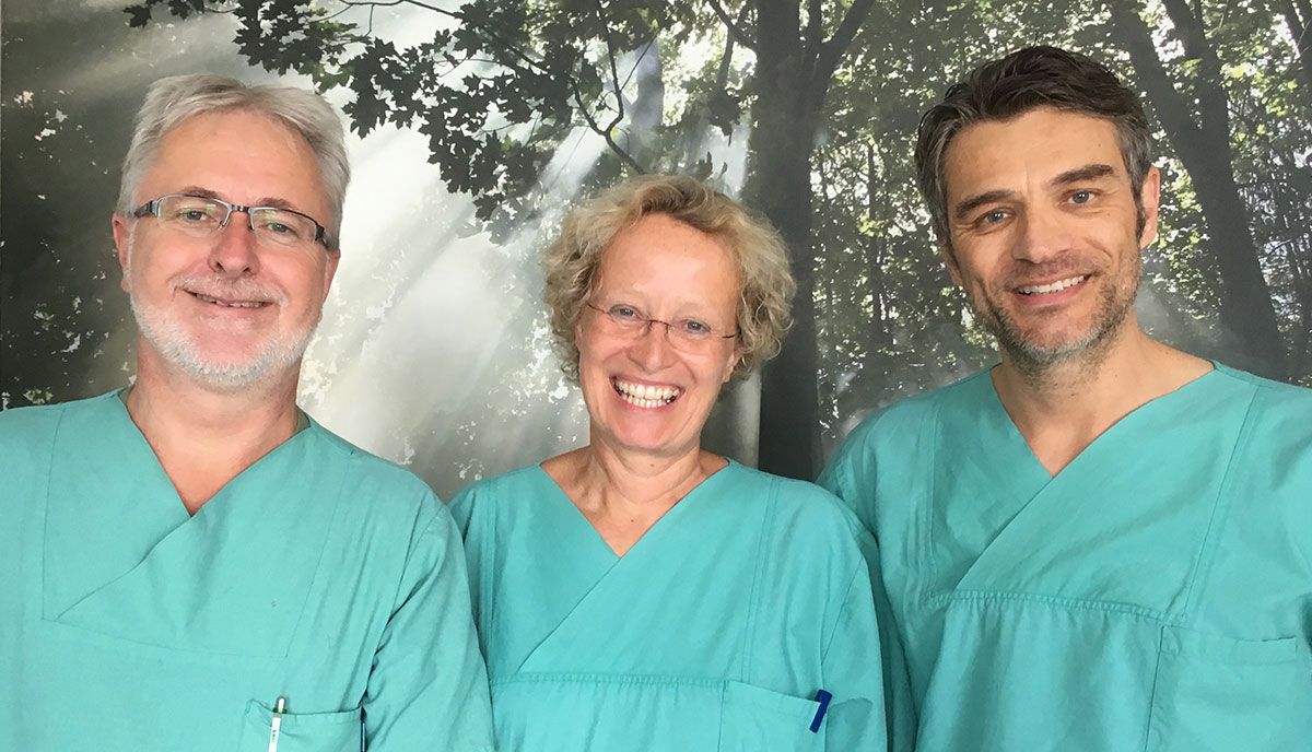 Freitags ist das Anästhesieteam aus der Praxis Dr. Windhaus, Dr. Teschendorf und Dr. Seichter (v.l.n.r.) bei uns, um die Behandlung unserer Patienten „im Schlaf“ zu überwachen.